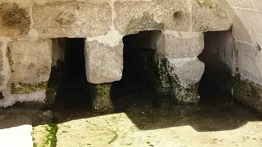 Perre Antik Kentteki kazılar Roma Çeşmesi'nden başladı