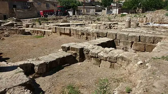 Perre Antik Kentteki kazılar Roma Çeşmesi'nden başladı