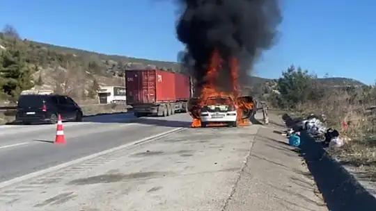 Otomobil alev topuna döndü 