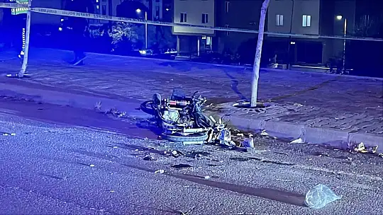 Polisten kaçan motosikletli, park halindeki kamyonete çarptı: 1 ölü 1 yaralı