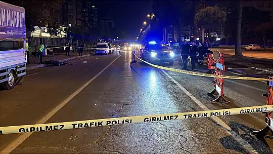 Polisten kaçan motosikletli, park halindeki kamyonete çarptı: 1 ölü 1 yaralı