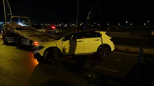 Refüje çarpan otomobil takla atıp metrelerce sürüklendi: 5 yaralı