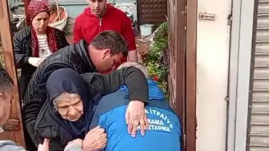 Sağanak yağmura servis aracında yakalananlar merdivenle kurtarıldı