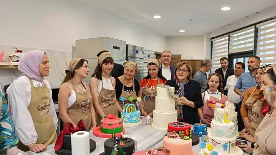 Şahin, GASMEK'te eğitim alan öğrencilerin yeteneklerini ilgiyle izledi