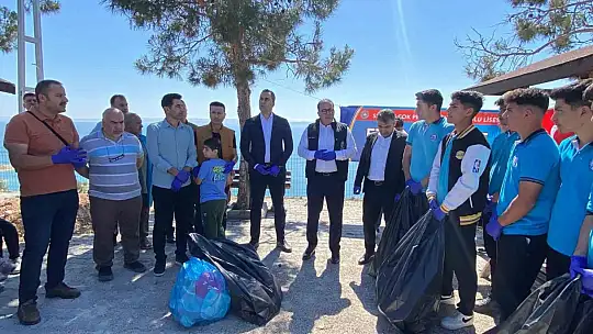 Samsat'ta protokol ve öğrenciler doğa temizliği yaptı