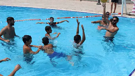 Şanlıurfa Belediyesi'ne ait yüzme havuzlarında hem serinlediler hem eğlendiler