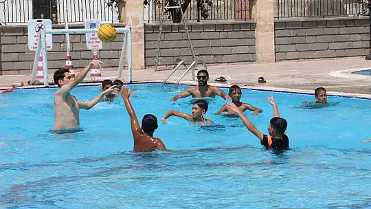 Şanlıurfa Belediyesi'ne ait yüzme havuzlarında hem serinlediler hem eğlendiler