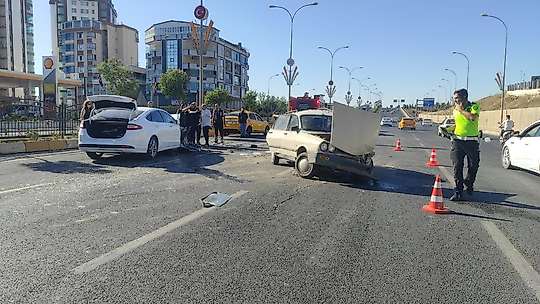 Şanlıurfa'da 4 aracın karıştığı zincirleme kazada 1 kişi yaralandı