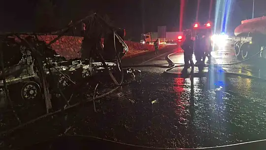 Şanlıurfa'da alev alev yanan tır hurda yığınına döndü