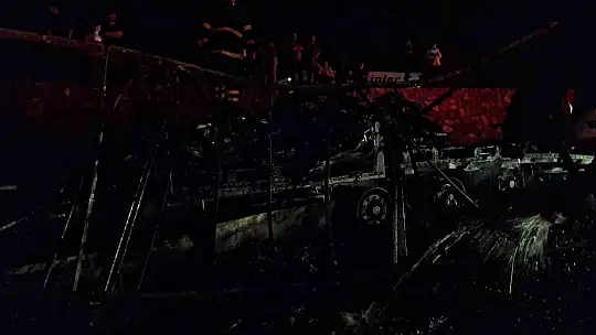 Şanlıurfa'da alev alev yanan tır hurda yığınına döndü