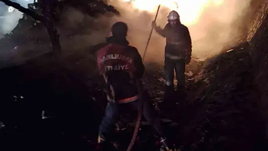 Şanlıurfa'da alev alev yanan tır hurda yığınına döndü