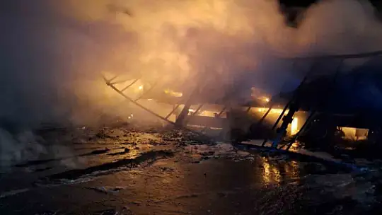 Şanlıurfa'da alev alev yanan tır hurda yığınına döndü
