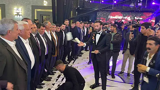 Şanlıurfa'da aşiret düğününde geline kilolarca altın takıldı