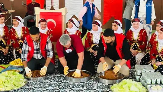 Şanlıurfa'da çiğköfteli ve halaylı 'Kadına şiddete hayır' etkinliği