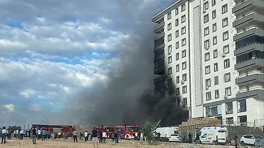 Şanlıurfa'da depoda çıkan yangın binayı sardı