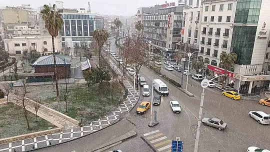 Şanlıurfa'da dolu yağışı sürücülere zor anlar yaşattı