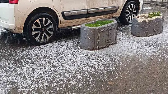 Şanlıurfa'da dolu yağışı sürücülere zor anlar yaşattı