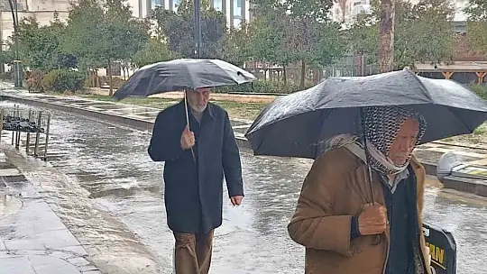 Şanlıurfa'da dolu yağışı sürücülere zor anlar yaşattı