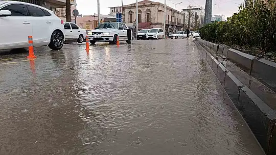 Şanlıurfa'da dolu yağışı sürücülere zor anlar yaşattı