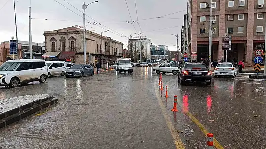 Şanlıurfa'da dolu yağışı sürücülere zor anlar yaşattı