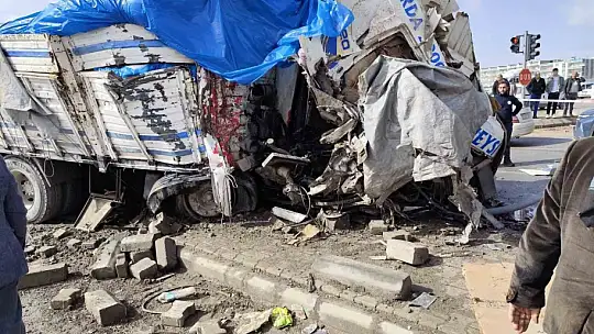 Şanlıurfa'da freni patlayan kamyon araçların arasına daldı: 1 ölü, 3 yaralı