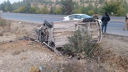 Şanlıurfa'da hafif ticari araç devrildi: Baba ve oğlu yaralandı