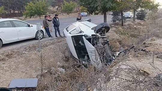 Şanlıurfa'da hafif ticari araç devrildi: Baba ve oğlu yaralandı