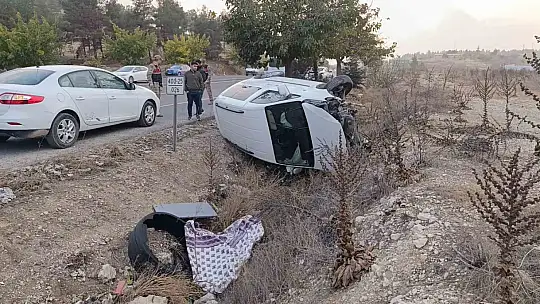 Şanlıurfa'da hafif ticari araç devrildi: Baba ve oğlu yaralandı