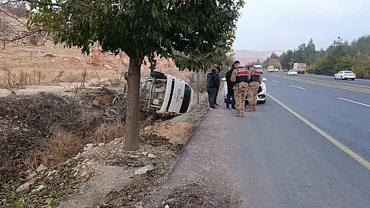 Şanlıurfa'da hafif ticari araç devrildi: Baba ve oğlu yaralandı