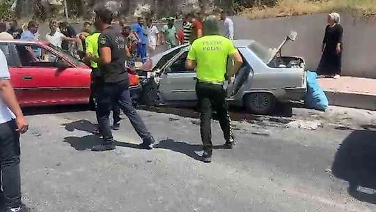 Şanlıurfa'da iki otomobil kafa kafaya çarpıştı: 3 yaralı