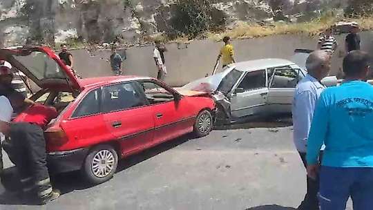 Şanlıurfa'da iki otomobil kafa kafaya çarpıştı: 3 yaralı