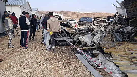 Şanlıurfa'da inşaat şantiyesinde otomobiller alev alev yandı