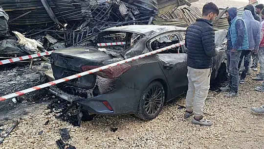 Şanlıurfa'da inşaat şantiyesinde otomobiller alev alev yandı