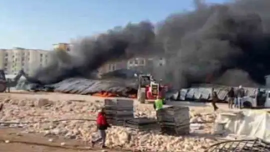 Şanlıurfa'da inşaat şantiyesinde otomobiller alev alev yandı