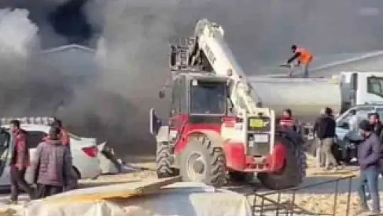 Şanlıurfa'da inşaat şantiyesinde otomobiller alev alev yandı