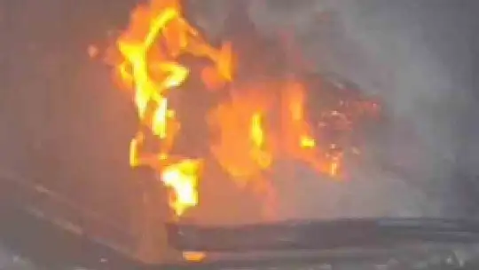 Şanlıurfa'da inşaat şantiyesinde otomobiller alev alev yandı