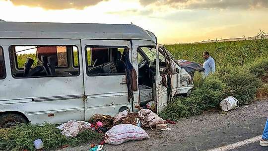 Şanlıurfa'da işçileri taşıyan servis tahliye kanalına devrildi: 15 yaralı