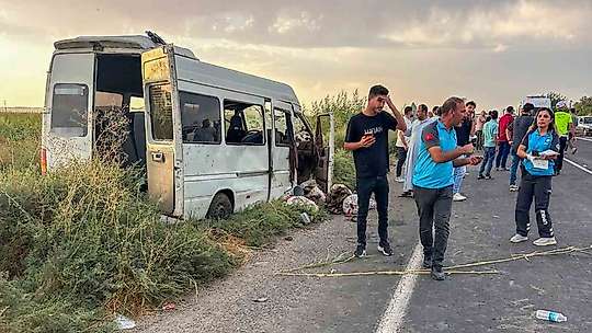 Şanlıurfa'da işçileri taşıyan servis tahliye kanalına devrildi: 15 yaralı