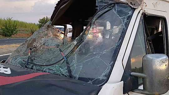 Şanlıurfa'da işçileri taşıyan servis tahliye kanalına devrildi: 15 yaralı