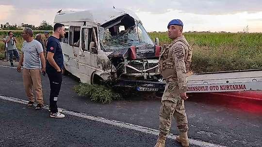 Şanlıurfa'da işçileri taşıyan servis tahliye kanalına devrildi: 15 yaralı