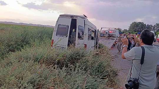 Şanlıurfa'da işçileri taşıyan servis tahliye kanalına devrildi: 15 yaralı