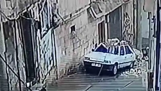 Şanlıurfa'da istinat duvarı otomobil üzerine devrildi