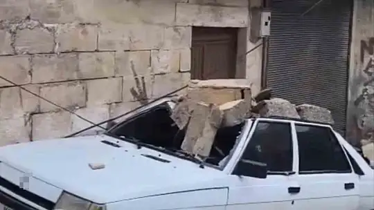 Şanlıurfa'da istinat duvarı otomobil üzerine devrildi