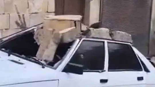 Şanlıurfa'da istinat duvarı otomobil üzerine devrildi