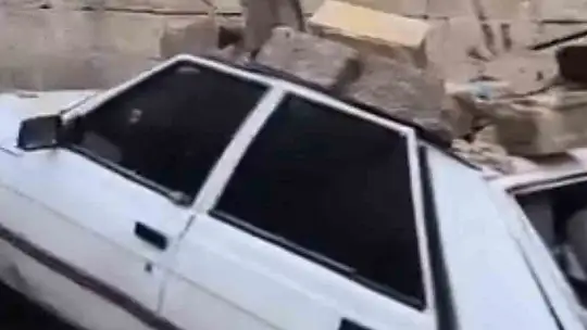 Şanlıurfa'da istinat duvarı otomobil üzerine devrildi