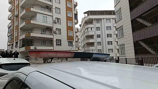 Şanlıurfa'da istinat duvarı yıkılan binanın yanındaki apartman da boşaltıldı