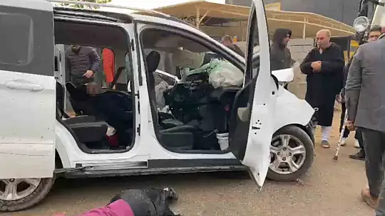 Şanlıurfa'da kamyonet ile hafif ticari araç çarpıştı: 2'si çocuk 4 yaralı