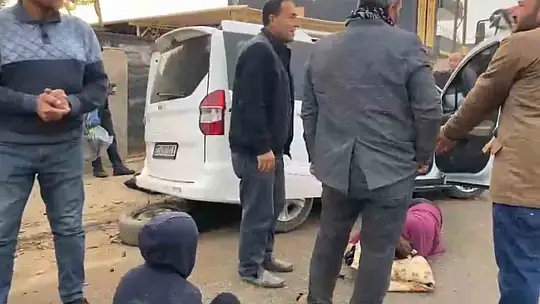 Şanlıurfa'da kamyonet ile hafif ticari araç çarpıştı: 2'si çocuk 4 yaralı