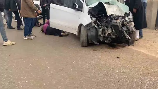 Şanlıurfa'da kamyonet ile hafif ticari araç çarpıştı: 2'si çocuk 4 yaralı