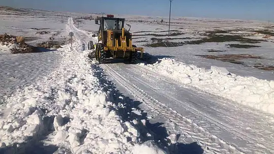 Şanlıurfa'da kapanan kırsal mahalle yolları iş makineleri ile açılıyor